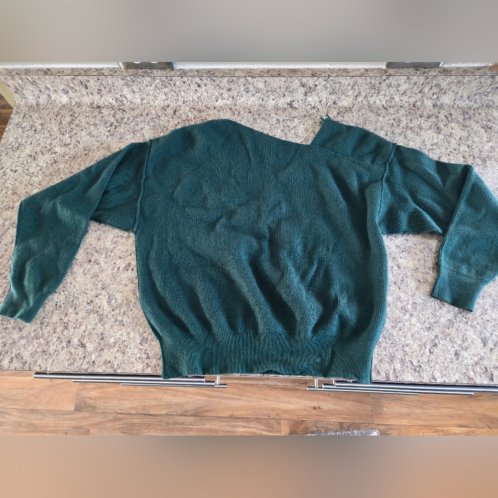 EUC LINE & DOT GREEN FAVORITE OFF SHOULDER SWEATER, RIBBED, MEDIUM